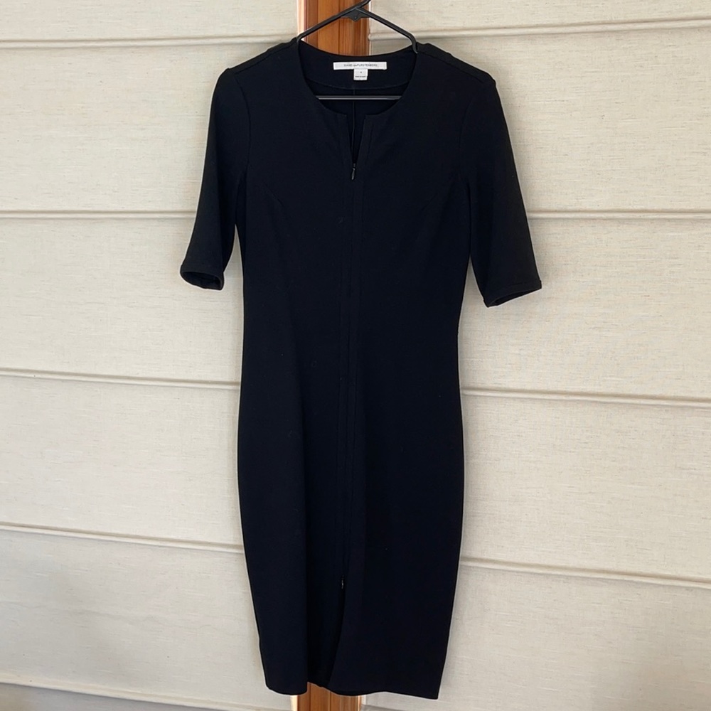 Diane con Furstenberg Size 4 - hits above knees, zipper detail at top and bottom
